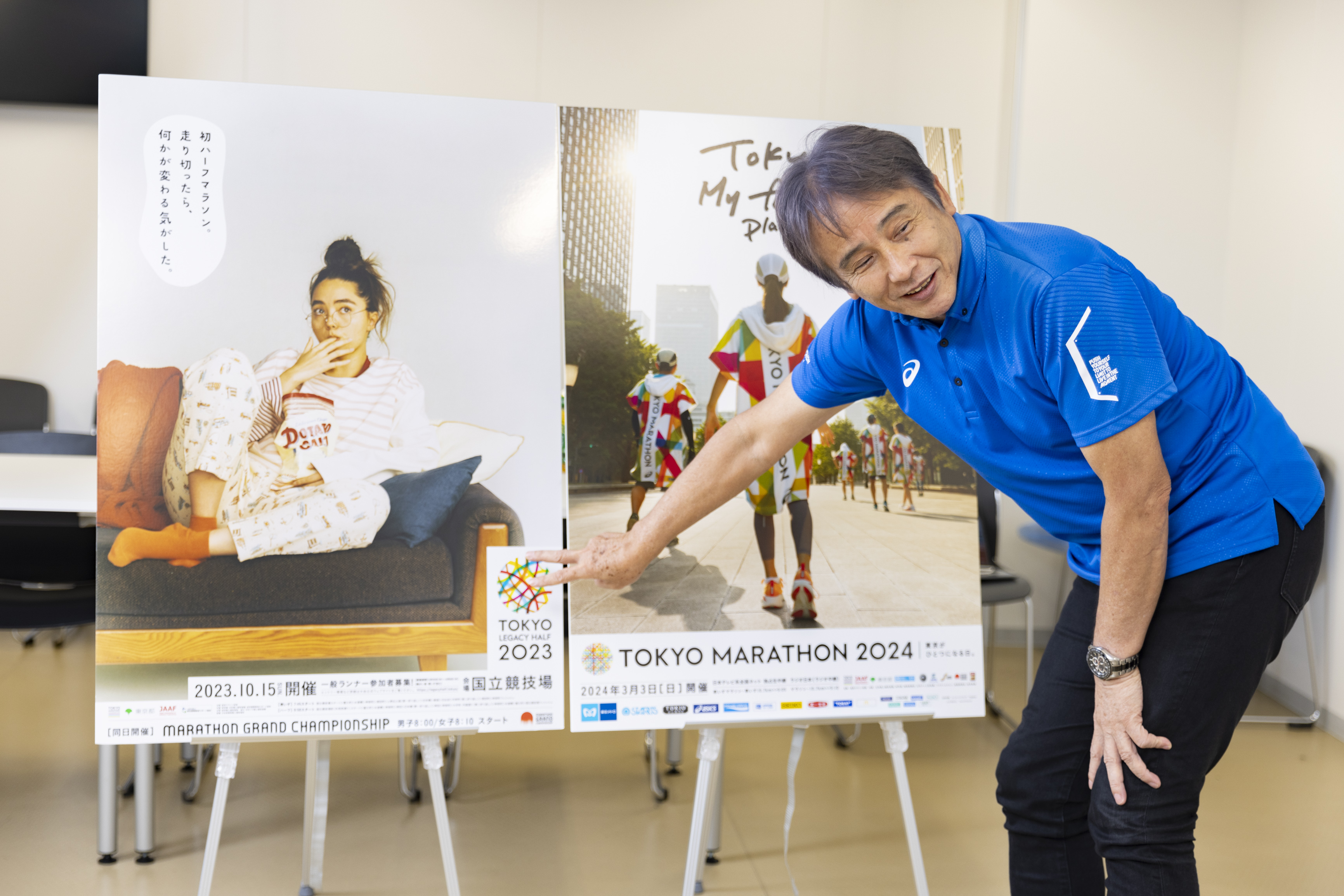 東京レガシーハーフマラソン2023、東京マラソン2024の大会ポスターを使ってそれぞれの大会の特徴やコンセプトを説明する早野レースディレクター