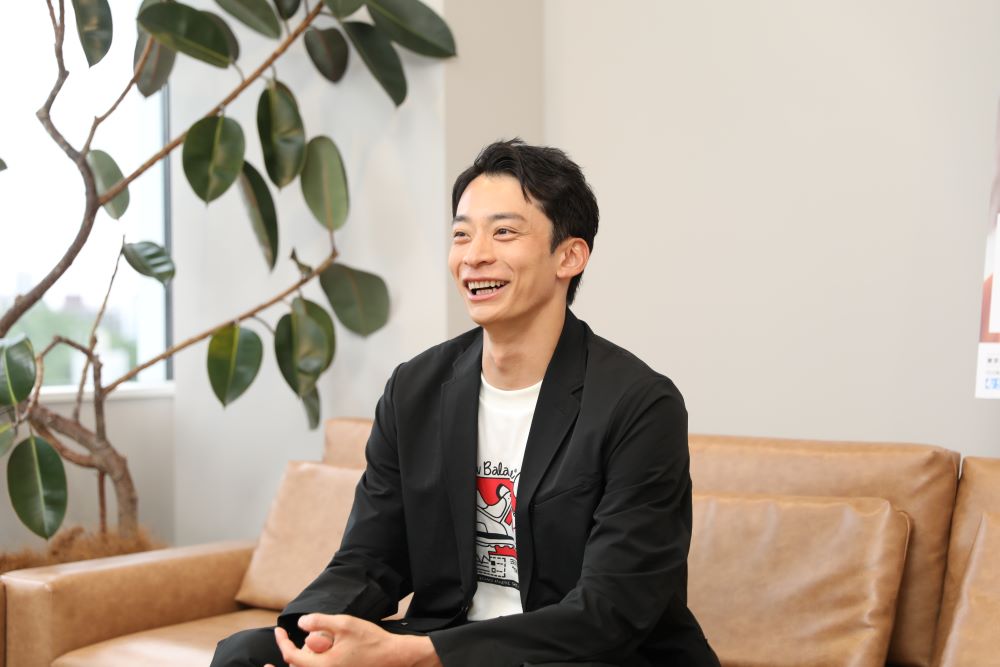 東京レガシーハーフマラソン2023 公式プログラムの表紙撮影ではクールな表情も見せる一ノ瀬さん